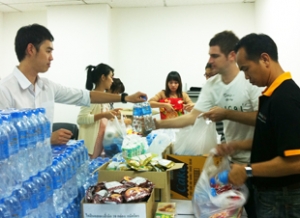 20111107_Hands-On-donation-for-flood-victims